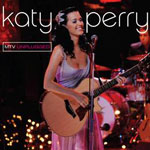 Violettiin toppiin ja pinkinväriseen hameeseen pukeutunut tummahiuksinen Katy Perry soittaa akustista kitaraa ja hymyilee. Naisen taustalla säkenöivää pimeyttä ja rumpuja. Kuvan yläosassa hoikin valkoisin kirjaimin Katy Perry ja sen vasemmassa laidassa lu