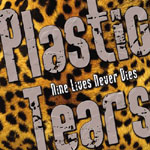 "Nine Lives Never Dies" -kiekon kannessa näkyy pantterin tai jaguaarin turkin kellertävä ja mustapilkkuinen kuviointi, jonka päällä suurin kirjaimin sanat Plastic Tears ja niiden välissä valkoisella värillä lukee albumin "Nine Lives Never Dies" nimi.