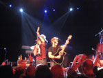 Valokuva spottivalojen säihkeessä esiintyvistä Bon Jovin jäsenistä, joista pari etummaista soittaa kitaroita ja/tai bassokitaroita. Kuvan tausta on tummansininen ja sen alaosassa näkyy runsaasti ihmisiä punaisena merenä spottivalaistuksen alla.