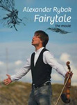Alexander Rybakin "Fairytale — the Movie" -DVD:n etukannessa näkyy mies seisomassa ulkoilmassa pellolla, jossa sininen taivas taustalla ja heinää alaosassa. Kuvan oikeassa yläkulmassa lukee valkoisella Alexander Rybak, Fairytale, the Movie. Alexande