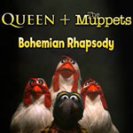 "Bohemian Rhapsody" -singlen etukannessa tummanharmaa tausta ja sen alaosassa kolme hauskannäköistä kanaa, jolla punaiset heltat. Kanojen edessä hiilenmusta varis tai harakka, joka katselee hämmästyneenä suoraan eteensä. Yläosassa kuvaa näkyy keltaisella 