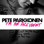 Pete Parkkosen singlen "I'm An Accident" etukannessa näkyy harmaasävyinen valokua miehen rintakehästä, jonka keskellä valkoisen palkin sisällä lukeem ustalla väirllä Pete Parkkonen ja sen alapuolella pinkillä värillä äänitteen nimi.
