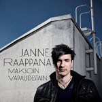 Valokuva mustiin pukeutuneesta Janne Raappanasta, jolla trendikäs kampaus. Mies seisoo vaalean betoniseinän edustalla. Seinään kirjoitettu ohuin mustin kirjaimin Janne Raappana ja sen alle "Maksoin vapaudestain". Seinän yläpuolella sinistä taivasta.