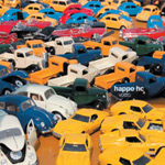 Happo HC:n albumin "Voitto" etukannessa näkyy lähikuva suuresta leikkiautojen merestä. Pikkuautot ovat keltaisia, sinisiä, valkoisia, vihreitä ja punaisia. NIitä on kaikenlaisia. Kuvan oikeassa laidassa valkoisella värillä lukee sekä yhtyeen että albumin 