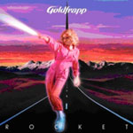 Goldfrappin singlen "Rocket" etukannessa valokuva pinkkiin pukuun pukeutuneesta vaaleakutrisesta miehestä tai naisesta. Hahmo seisoo keskellä auringonlaskua, joka värjää taustalla näkyvän taivaan violetiksi, punaiseksi ja oranssiksi. Kuvan yläosassa valko