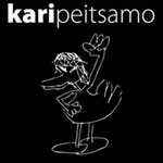 Kari Peitsamon mustavalkoisen "Black Album" -albumin etukannessa näkyy yläosassa valkoisella värillä artistin nimi ja kuvan keskellä ankkahahmoa muistuttava piirros.