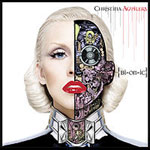 Christina Aguileran uuden "Bionic"-albumin etukannessa ohuet mustat sururaidat kuvan reunoilla. Kuvan keskellä valkoista taustaa vasten seisovan naisen kasvot, joista vasemmanpuoleinen on ihmisen kasvot ja oikeanpuoleinen on kyborgin tai robotin palasia. 