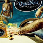 Vince Neilin sooloalbumin "Tattoos & Tequila" etukannessa näkyy valokuva tatuoidulla käsivarrella varustetusta miehestä istumassa meren rannalla samalla kun merestä kävelee esiin uima-asuinen nainen. Kuvan oikeassa yläkulmassa artistin ja albumin nimi.