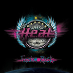 H.E.A.T.-bändin albumin "Freedom Rock" etukannessa musta pohjaväri ja sen keskellä räikeä logo, jossa näkyy pinkillä värillä yhtyeen logo ja sen alla harmaa teräksinen kilpi. Kilven laidoilla kuin sulkasiivet sinertävällä värityksellä.