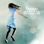 Pariisin Kevät -yhtyeen "Astronautti"-albumin etukannessa näkyy valokuva siniseen mekkoon pukeutuneesta mustahiuksisesta naisesta, jolla mustat sukkahousut ja kengät. Kuvan taustalla sinertävä ja valoisa pohjaväri. Bändin logo kuvan oikeassa yläkulmassa v