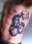 ABBA-tatuointi Tommi Salmelaisen kyljessä. Mustavalkoisessa tatuoinnissa ABBA-yhtyeen jäsenten kasvokuvat.