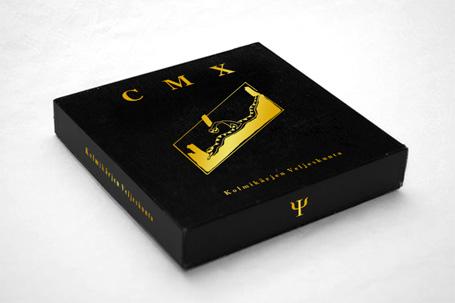 Valokuva mustasta pahvikotelosta, jonka päällä CMX-logo valkoisena ja kuvan alaosassa pienellä fonttikoolla nimi 