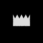 Maj Karman kruunulogo mustaa taustaa vasten. Kruunu on väriltään vaaleanharmaa ja siinä on teräviä sakaroita yläpuolella, muuten se on neliönmuotoinen. Kruunun reunat ovat repalaiset.